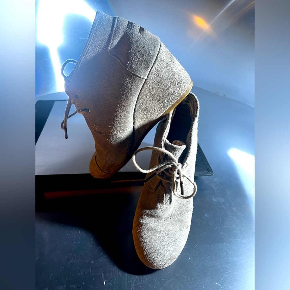 Tom’s Kala Suede Taupe Lace-Up Ankle Bootie Wedges, size 8